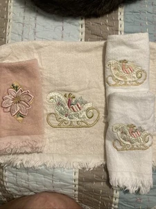 Lot Of 4 Vintage Royal Terry Christmas Themed Hand Fingertip Towels - Picture 1 of 6