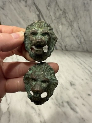 Suportes de gaveta antigos de bronze cabeça de leão – Conjunto de 2 – Ferragens vintage - Imagem 1 de 4