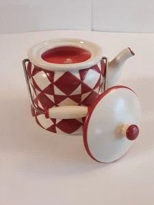 Tetera Enesco Home Jim Shore Heartwood Creek vela patrón de edredón rojo y blanco - Imagen 1 de 9
