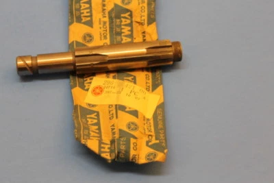 PEÇA DE EIXO DE TRANSMISSÃO NOS YAMAHA 1972 U7 U7E # 296-17421-00-00 - Imagem 1 de 4