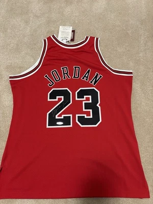 Camiseta deportiva autografiada por Michael Jordan de los Red Bulls cubierta superior Mitchell & Ness UDA Foto 1 de 4