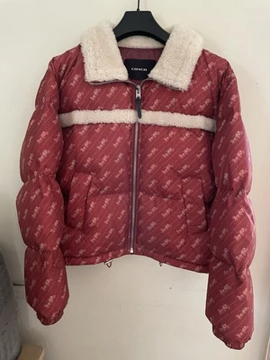 Chaqueta Coach Puffer con cuello de piel de oveja. Rojo con logo. Grande. Nuevo con etiquetas. Foto 1 de 4