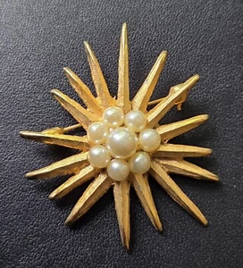 1950s Gold Tone Starburst Brooch with Faux Pearls - Picture 1 of 3