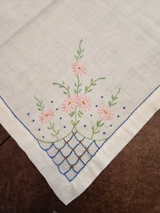 Bufanda de mesa floral bordada de algodón ligera hecha a mano 18" x 19" - Imagen 1 de 2