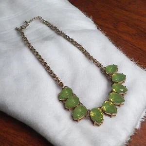 Collana vintage Natasha tono oro con pietre a goccia verdi moda designer - Foto 1 di 7