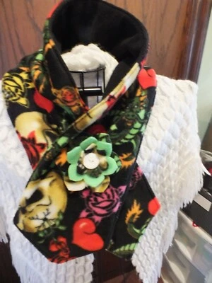 Nueva Bufanda Hecha a Mano BlackBold Calaveras Corazones Hecha a Mano Flor 46x6" Vellón Suave Foto 1 de 2