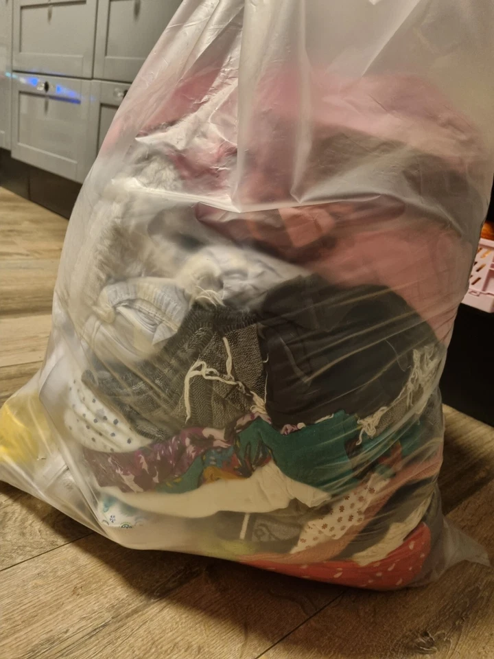 Second Hand Kleidung Ca. 10 KILO CA 60 TEILE Mischpaket Herren Damen Kinder Baby - Bild 1 von 1