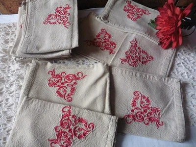 12 ANCIENNES SERVIETTES DE TABLE COTON BEIGE BRODERIE ROUGE DANS UN ANGLE 41X39 - Photo 1/4