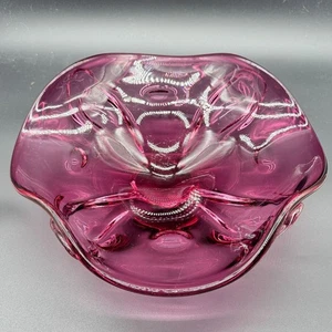 Cuenco de vidrio artístico rosa arándano vintage bordes estriados y diseño abstracto 10,5 d x 5 h - Imagen 1 de 5