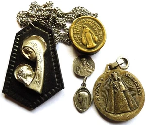 Lot Holy Medals Scapular Mother Mary Baby Jesus Reliquary Case Einsiedeln Chain - Picture 1 of 2