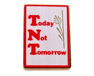 Prendedor de solapa TNT hoy no mañana motivacional rojo blanco mensaje vintage - Imagen 1 de 6