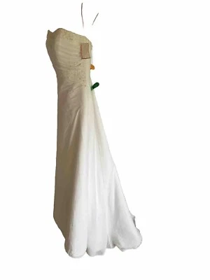 Vestido de novia David's Bridal $399 sin tirantes cuentas gasa alineado 4 capas inferior 8 Foto 1 de 4