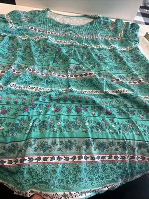 mujer dentro camisa dormir grande azul floral  Foto 1 de 4