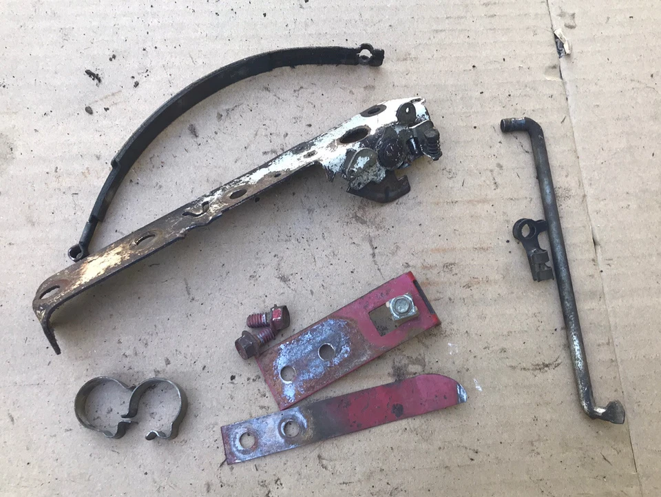 Soporte de resorte de bloqueo de cortacésped Snapper 21351P parte 7032416YP, 7032417YP {5V} Foto 1 de 3