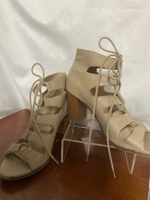 Tacones de verano de cuero sintético con punta abierta y tacón de encaje para mujer Foto 1 de 4