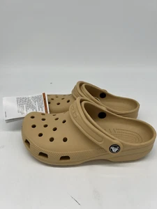 Crocs Adult Classic Clogs Wheat Mens 6/Women’s 8 NWT - Imagen 1 de 6