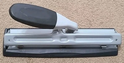 PERFORADORA DE PAPEL ACCO 3 AGUJEROS con Mango, Tamaño de Agujero Ajustable, PLATEADO Foto 1 de 2