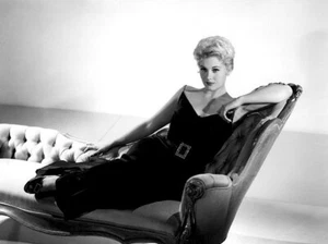 Kim Novak Unsigned 7" x 5" Photo - Actress - Donation to Cancer Charity *48 - Imagen 1 de 1
