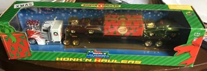 MUSCLE MACHINES SANTA HONK N HAULERS SET - TRAKTOR ANHÄNGER FLACHBETTSCHLEPPER - Bild 1 von 4