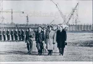 1967 Press Photo US General Lyman Lemnitzer & Officials in Casteau Belgium NATO - Picture 1 of 2