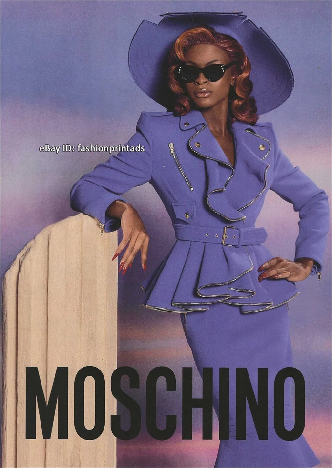 MOSCHINO ANUNCIO IMPRESO 1 PÁGINA Otoño 2021 SYMONE en traje morado y sombrero STEVEN MEISEL Foto 1 de 1