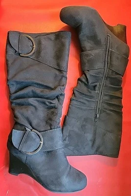 Brinley Co 17" Botas de Tacón Alto Negras Cremallera Lateral Hebilla en el Tobillo y Top Talla 8.5 Foto 1 de 4