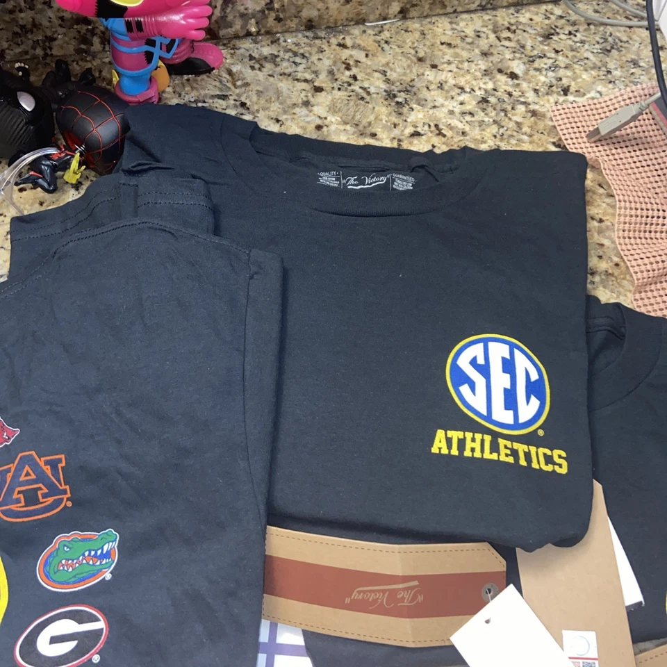 Camisa SEC Todos los Equipos Adulto Mediana Negra LSU Ole Miss Georgia Auburn Kentucky Foto 1 de 3