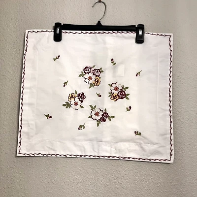 Funda protectora Pottery Barn almohada farsa blanca bordada floral 12x16 algodón Foto 1 de 4