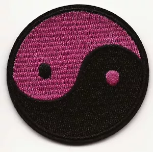 Pink & Black Yin Yang Symbol Embroidered Patch Iron-on Good Luck Magic Charm - Foto 1 di 1
