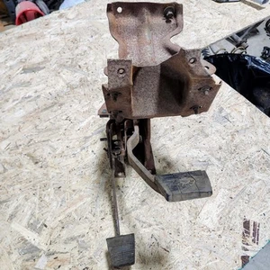 C3 Corvette Brake And Clutch Pedal Assembly & Pads 4 Speed Manual with Bracket - Foto 1 di 11