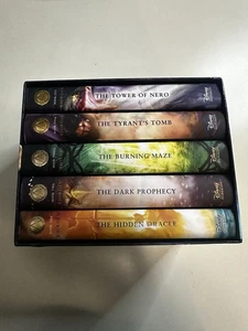 Trials of Apolle 5-Book Hardcover Boxed Set - Hardcover - Foto 1 di 4