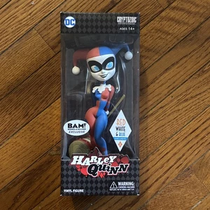 Figura Vinilo Exclusiva Harley Quinn Clásica Cryptozoic DC Rojo Blanco y Azul - Imagen 1 de 6