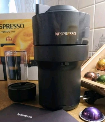De'Longhi Nespresso Vertuo Pop Kapselmaschine Schwarz GDV2, Neu!  - Bild 1 von 4