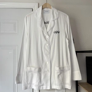 Schlafanzug weiß Text bestickt Frau Yohannes Frauy Knopfleiste Pyjama Hemd - Bild 1 von 10