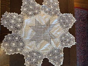 ANTIQUE TABLE ROUND 34" BOBBIN LACE FLOWERS WHITE COTTON - Picture 1 of 4
