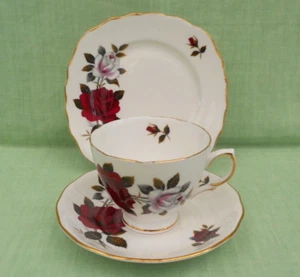 Colclough 7906 red & white roses bone china tea trio -cup, saucer & square plate - Bild 1 von 8