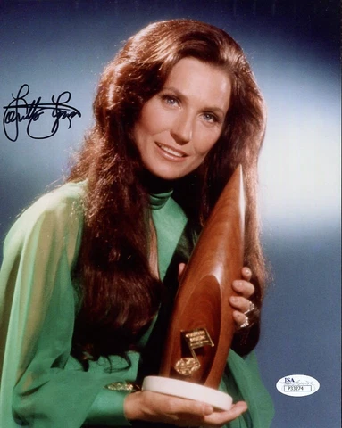 LORETTA LYNN HAND SIGNED 8x10 COLOR PHOTO        YOUNG+LOVELY SINGER        JSA Cover