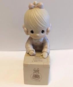 De colección Precious Moments Compartir es Universal 1987 Símbolo de Membresía - Imagen 1 de 5