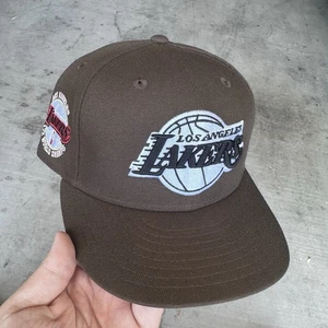 Talla 7New Era 59 F9fifty Los Angeles Lakers NBA Marrón Gorra Ajustada Talla 17x Campeones - Imagen 1 de 4