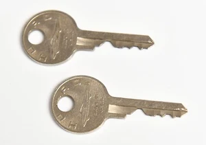 2 VINTAGE FORD HURD KEY - Picture 1 of 4