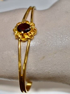 VINTAGE GOLDTONE METAL CUFF BRACELET PURPLE GLASS STONE NOS - Picture 1 of 3