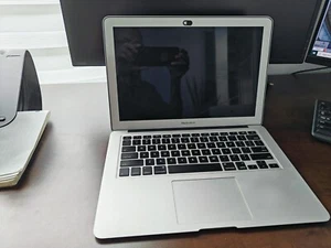 Apple MacBook Air 13.3" intel Core i5 1.6GHz 4GB RAM 256GB StorageA1466 - Afbeelding 1 van 9