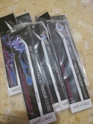 Cepillo delineador doblado WET N WILD Foto 1 de 2