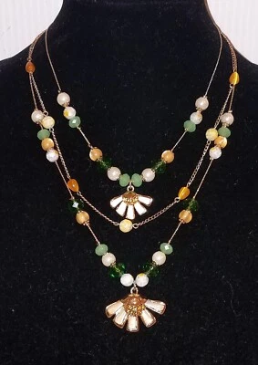 Collar Betsey Johnson Blanco Media Flor Arco con Perla Flores Verde/Amarillo  Foto 1 de 4