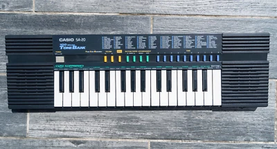 Vintage CASIO SA-20 100, Sound Tone Bank tastiera pianoforte - NO adattatore AC - Immagine 1 di 4