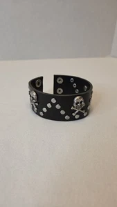 Herren Damen Teenager schwarz Leder Totenkopf Nieten Riemen Armband Manschette Punk Piraten  - Bild 1 von 7