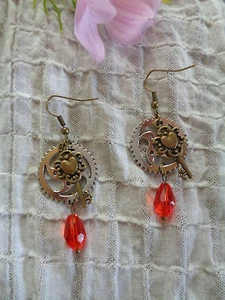 Ohrringe Steampunk Zahnrad Schlüssel Glasschliffperle rot - Bild 1 von 1