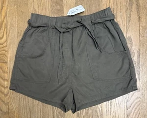 Women’s Illa Illa Olive Cargo Shorts Size Medium NWT $38 - Picture 1 of 3