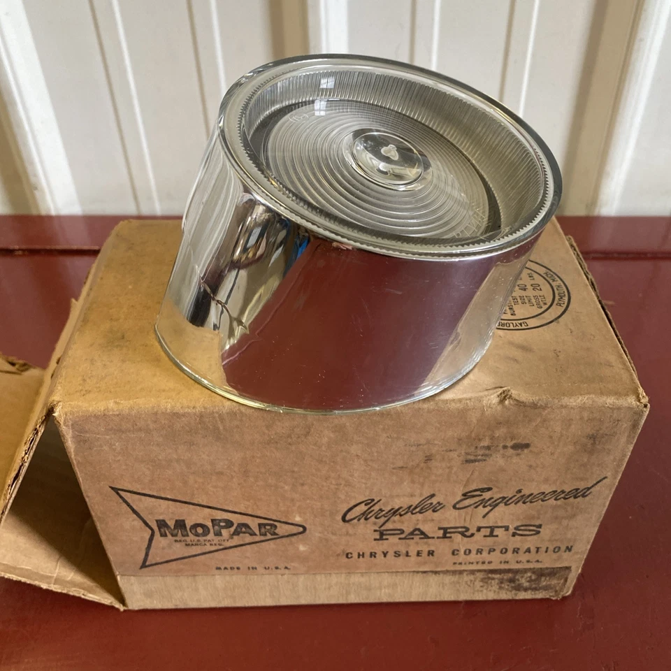 PLYMOUTH SUBURBAN STATION WAGON 1957 LENTE DE LUZ DE RESPALDO 1753388 NUEVO EN CAJA Foto 1 de 4