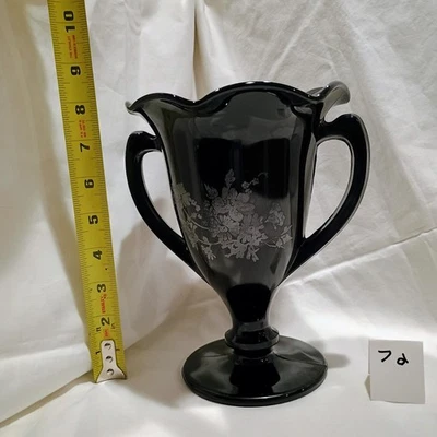 Vintage L.E. Jarrón trofeo de vidrio amatista negro Smith con patrón floral plateado. Foto 1 de 4